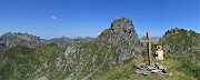 45 Alla croce di vetta del Tribortoi (2309 m) vista panoramica con a dx Valletto  e Ponteranica